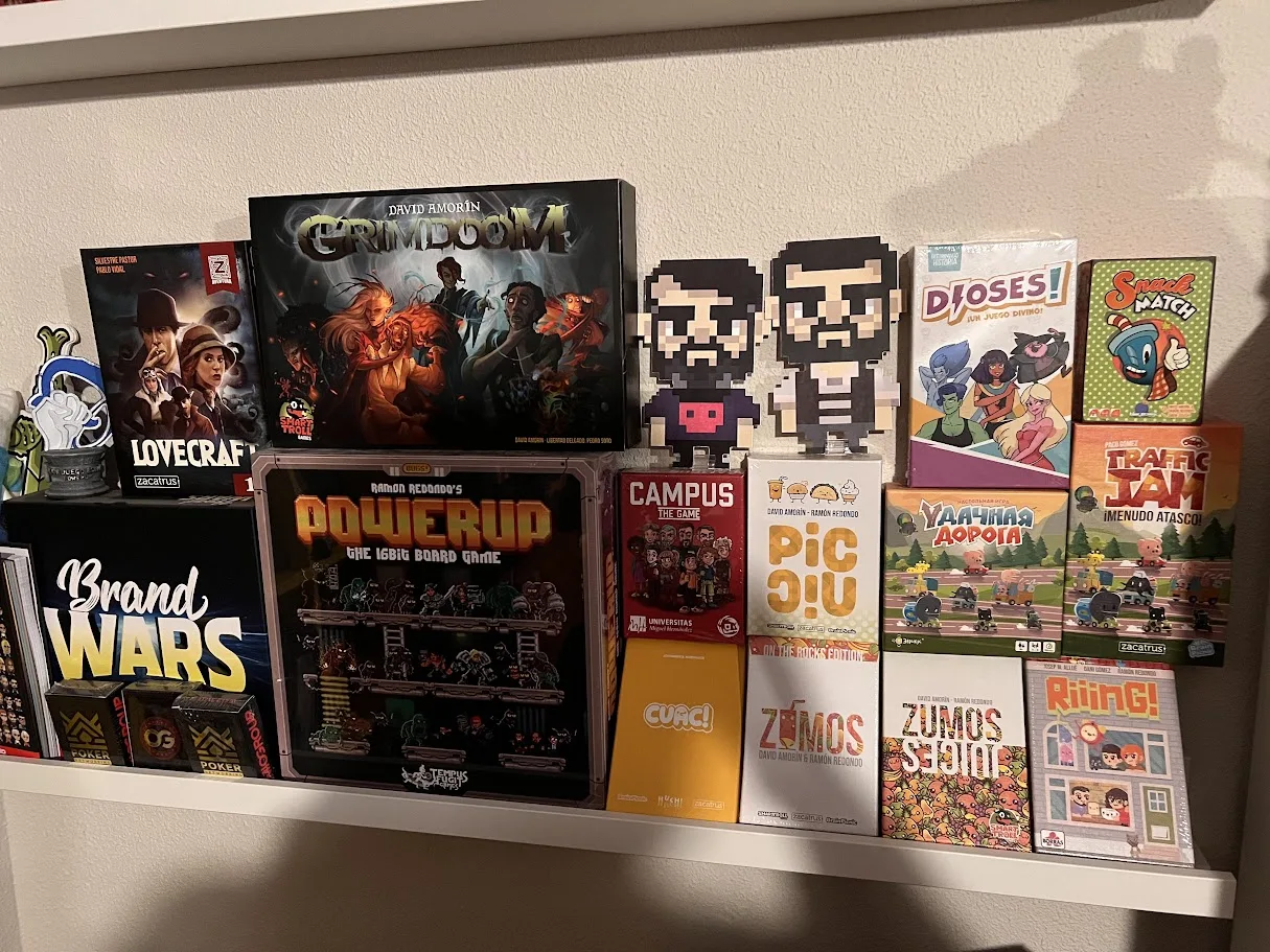 Estantería con juegos de mesa diseñados por Tempus Fugit