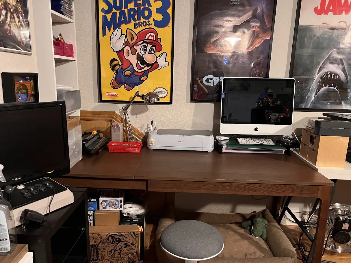 Mesa de producción del estudio bajo un póster de Super Mario Bros 3