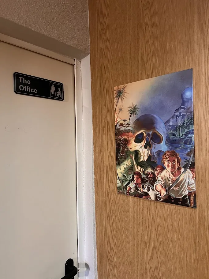 Puerta del estudio con cartel The Office