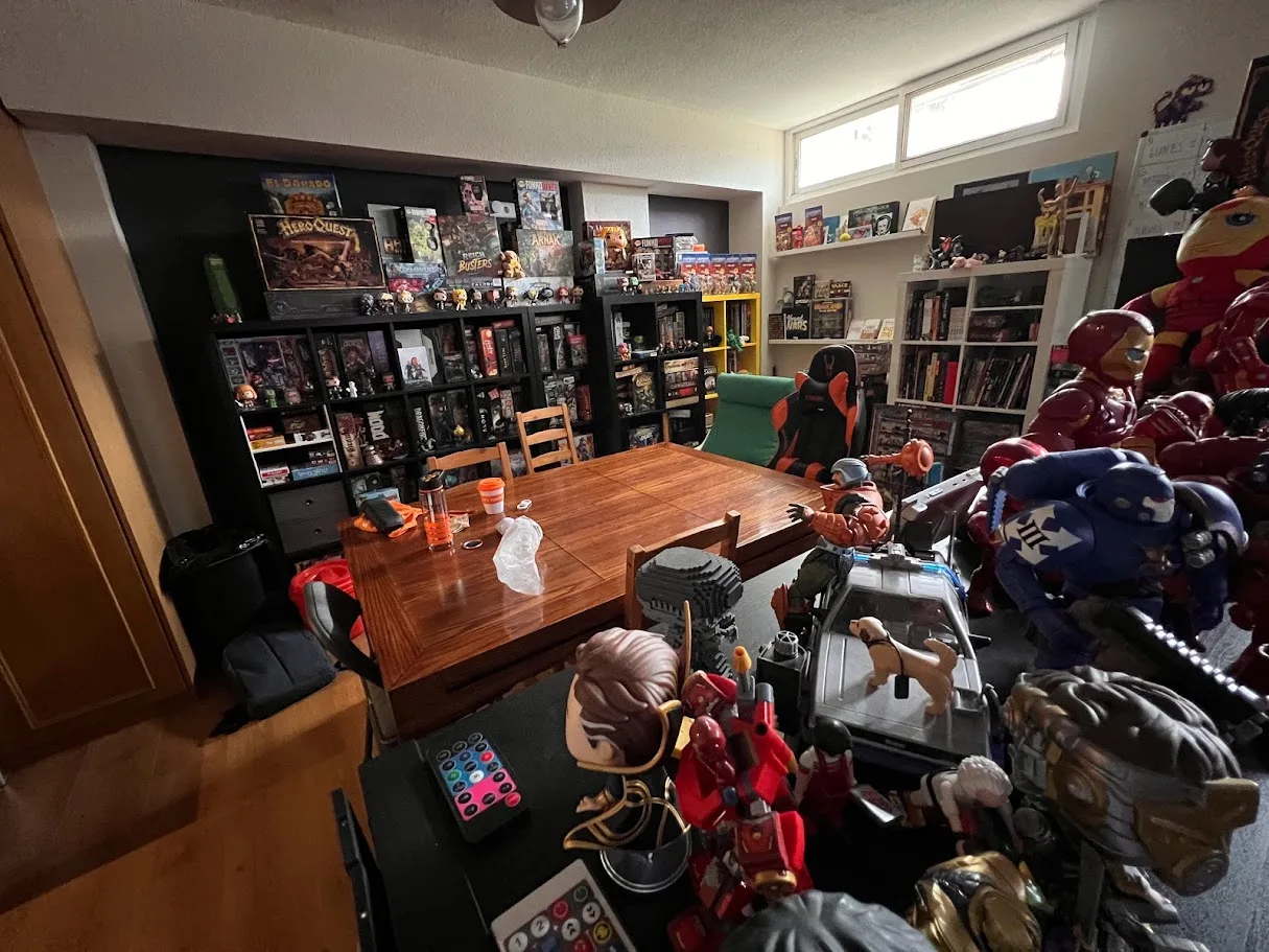 Sala de reuniones con colección de juegos de mesa
