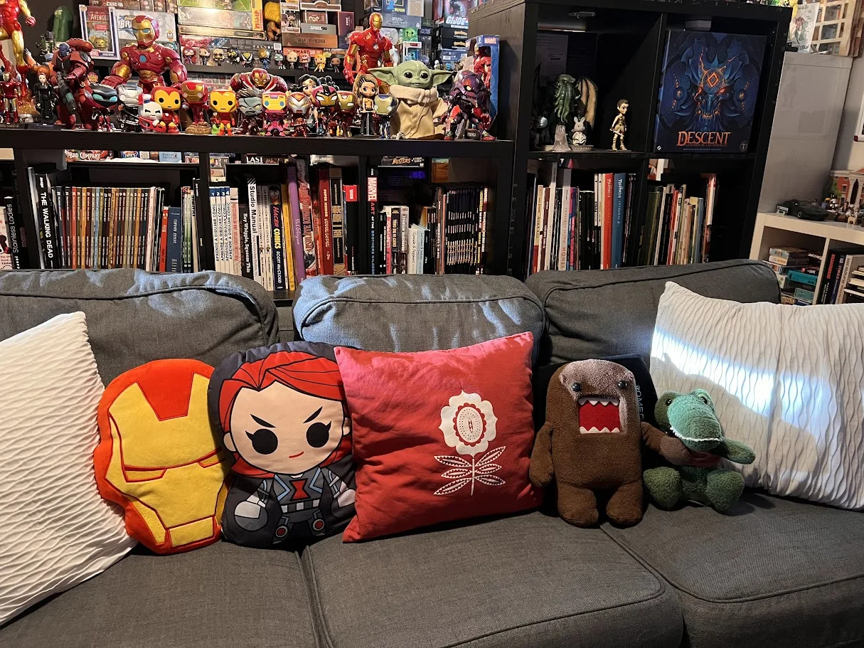 Zona de sofá con cómics y figuras